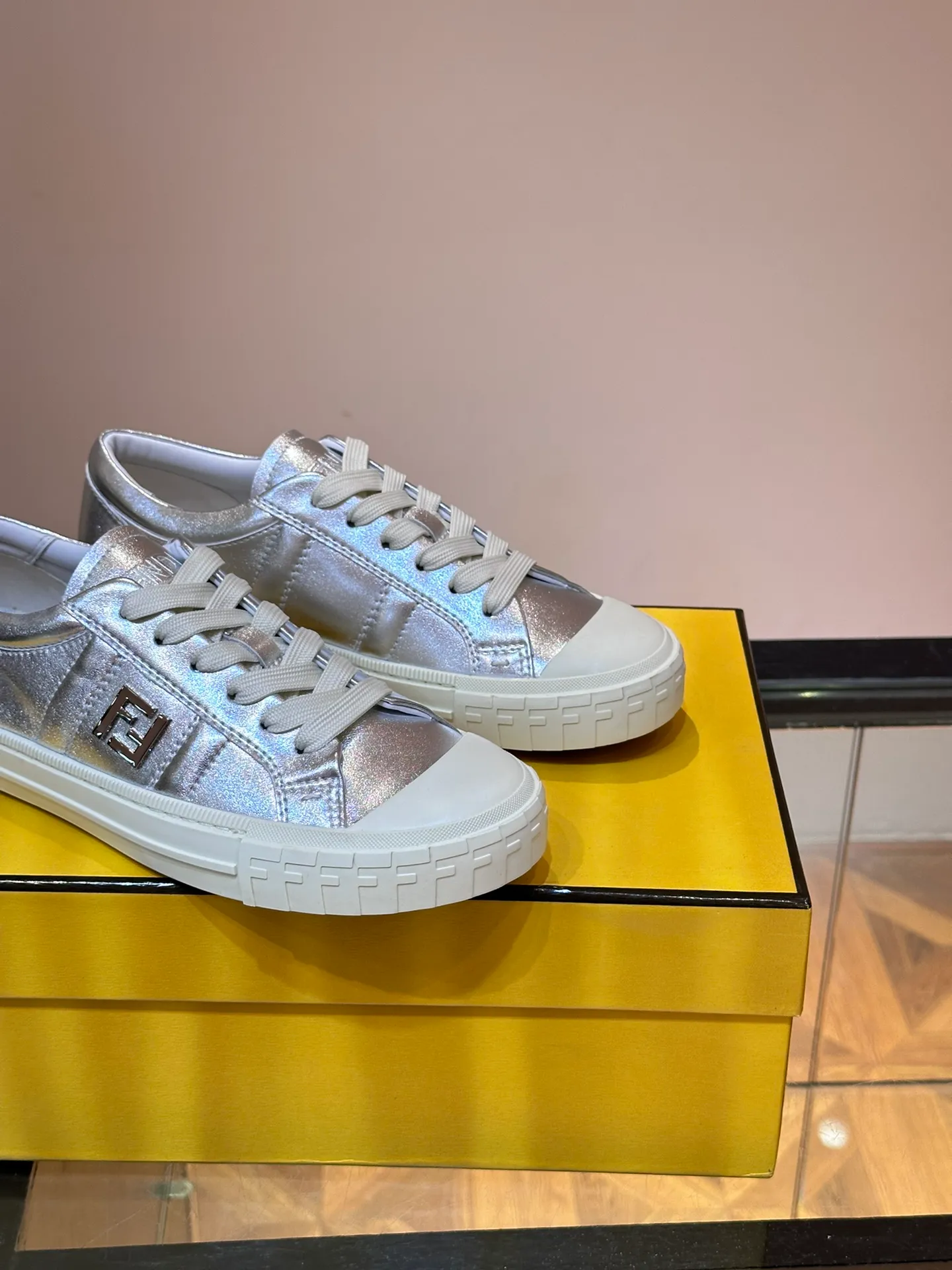 Men's Men's Shoes 💰380 [New Style] 🍿🍿Fendi Fendi Casual Sneakers Skateboard Shoes, the new Domino sneakers have become a favorite shoe. For those who want to create a simple and FENDI-characteristic look, this shoe is the perfect choice. Because this sneaker is one of the most cost-effective among FENDI's entry-level sneakers, it provides a great opportunity to attract and attract all customers who love easy and comfortable everyday sneakers. Size: 38-45 (men’s size 38.45 customized)